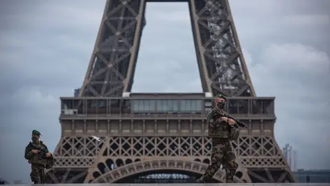 Soldados en la Torre Eiffel