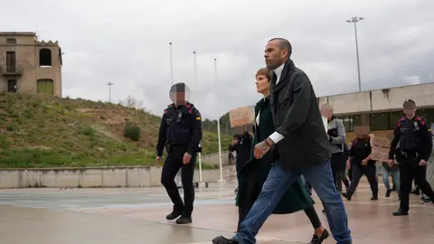 Dani Alves, en compañía de su abogada, sale de la cárcel de Brians 2 Dani Alves, en compañía de su abogada, sale de la cárcel de Brians 2