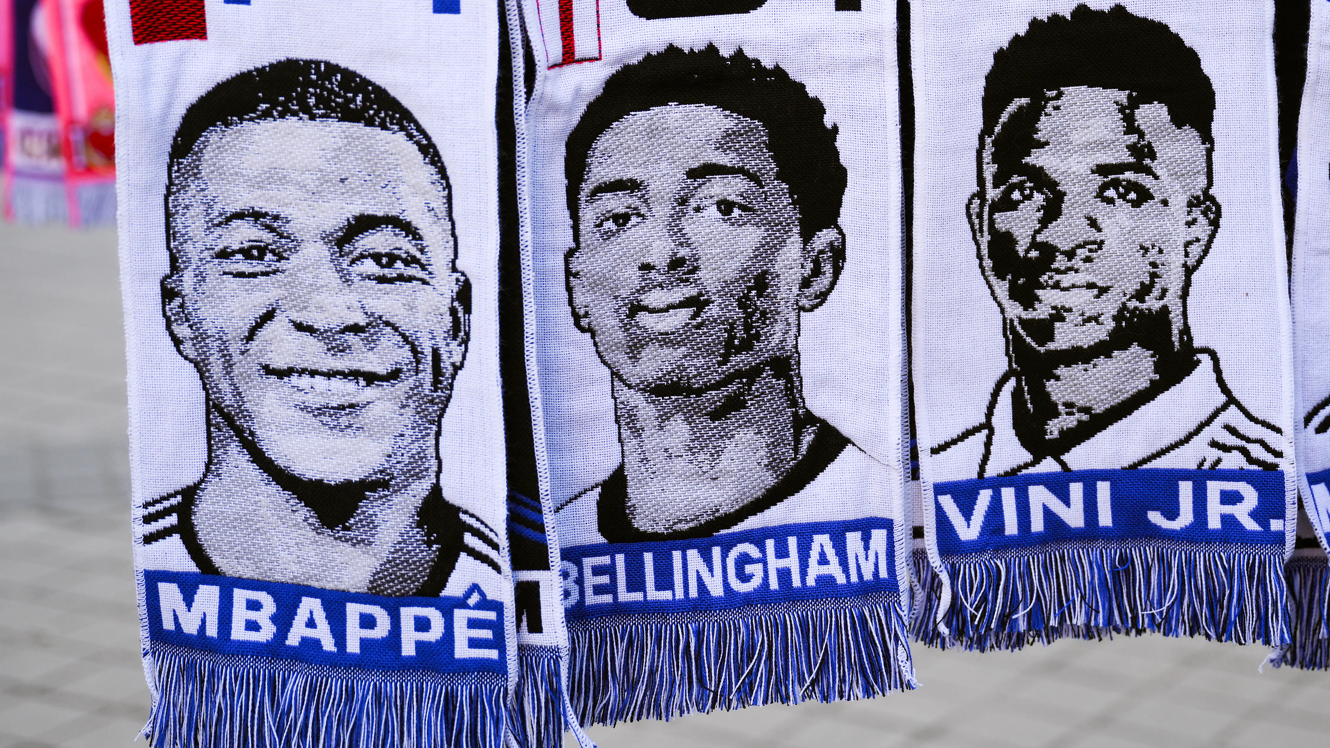 Bufanda de Mbappé en los aledaños del Bernabéu Bufanda de Mbappé en los aledaños del Bernabéu