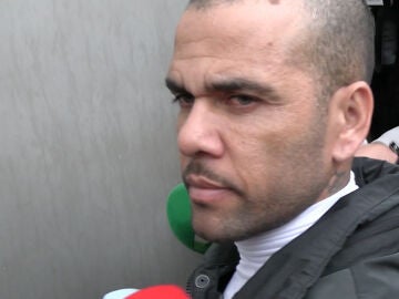 Dani Alves llegando a su casa de Barcelona