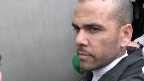 Dani Alves llegando a su casa de Barcelona Dani Alves llegando a su casa de Barcelona