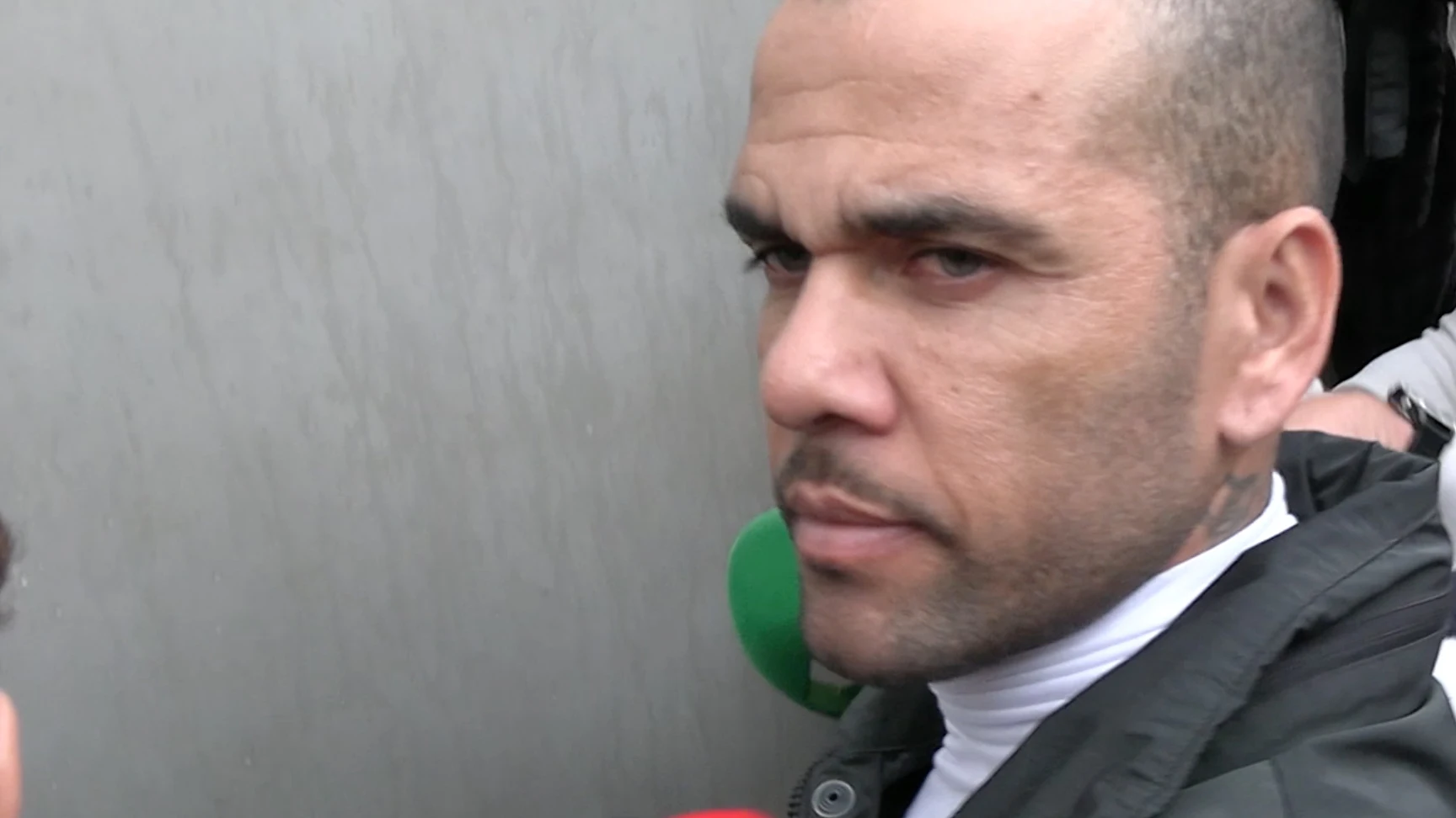 Dani Alves llegando a su casa de Barcelona Dani Alves llegando a su casa de Barcelona