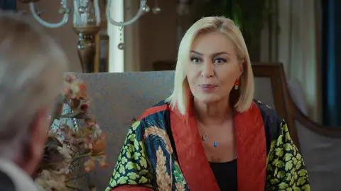 Feride encuentra el colgante de Sahika y estalla contra Hasan Ali Feride encuentra el colgante de Sahika y estalla contra Hasan Ali