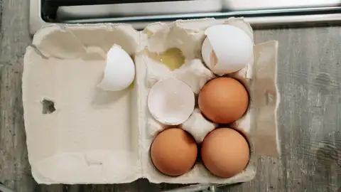 Huevos marrones y blancos Huevos marrones y blancos