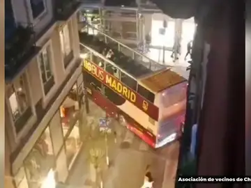 Un autobús turístico se queda atascado en pleno centro de Madrid Un autobús turístico se queda atascado en pleno centro de Madrid