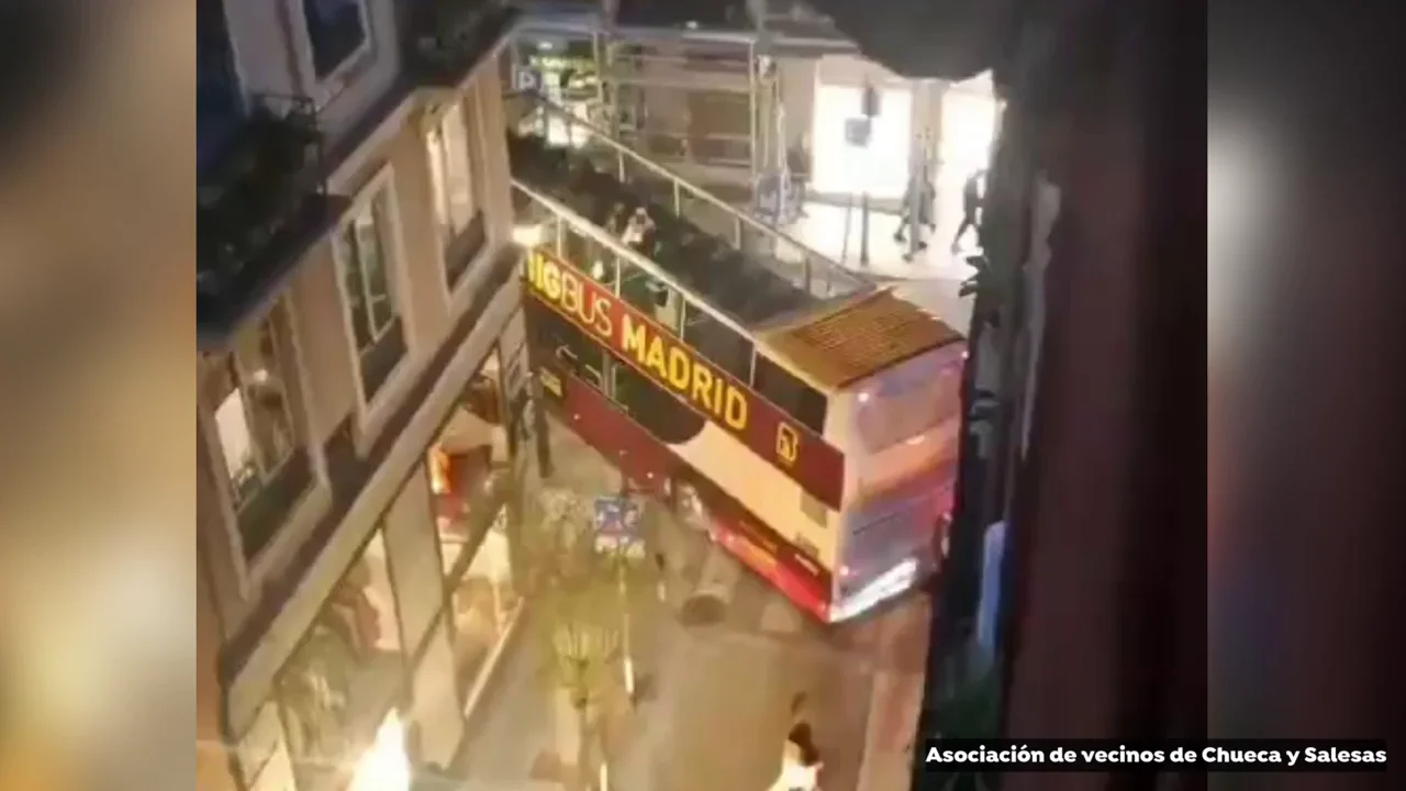 Un autob&uacute;s tur&iacute;stico se queda atascado en pleno centro de Madrid