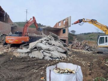 Imagen del proceso de demolición de una construcción ilegal en El Molar