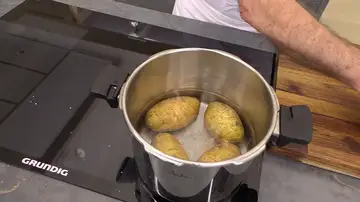 Lavar las patatas
