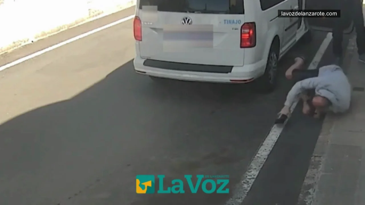 Un taxista agrede a un pasajero en Canarias Vídeo: Agresión brutal de un taxista a un pasajero por pagarle con un billete de 50 euros