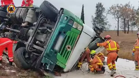 Vuelca un camión en Chiva, Valencia Vuelca un camión en Chiva, Valencia