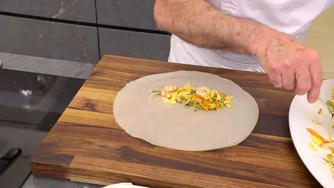 Extiende los ingredientes en la pasta brick Extiende los ingredientes en la pasta brick