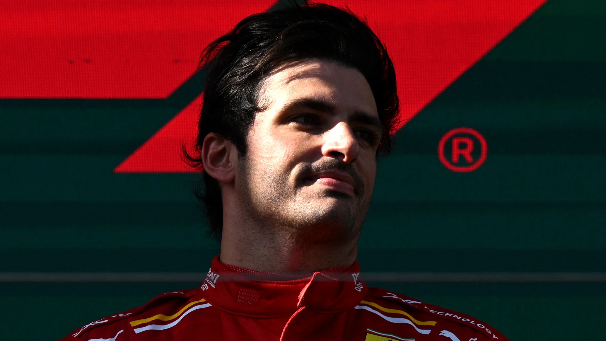 Carlos Sainz, orgulloso en el podio de Australia