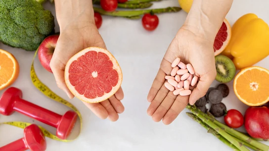 Frutas, verduras y pastillas de medicamentos Frutas, verduras y pastillas de medicamentos