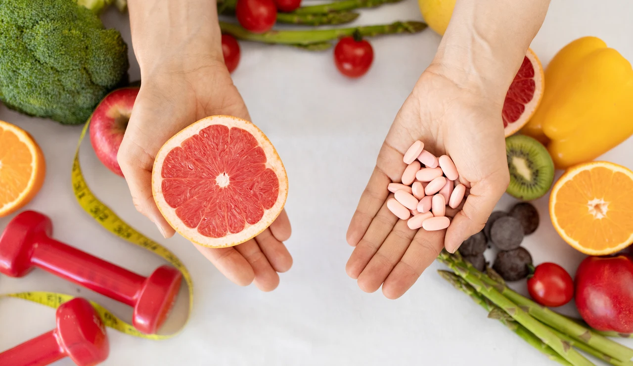 Frutas, verduras y pastillas de medicamentos