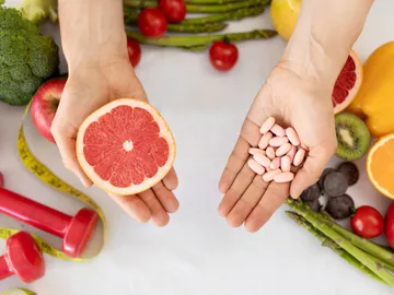 Frutas, verduras y pastillas de medicamentos Frutas, verduras y pastillas de medicamentos