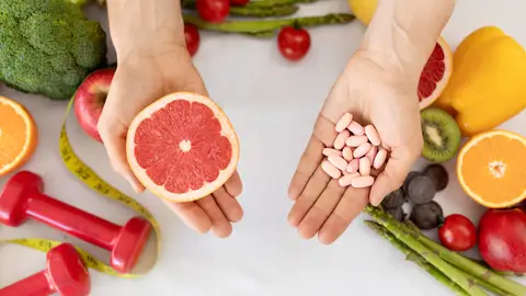 Frutas, verduras y pastillas de medicamentos