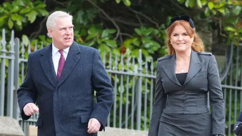 El príncipe Andrés y Sarah Ferguson en el funeral de Constantino de Grecia El príncipe Andrés y Sarah Ferguson en el funeral de Constantino de Grecia
