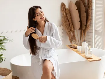 Mujer peinándose el cabello Mujer peinándose el cabello
