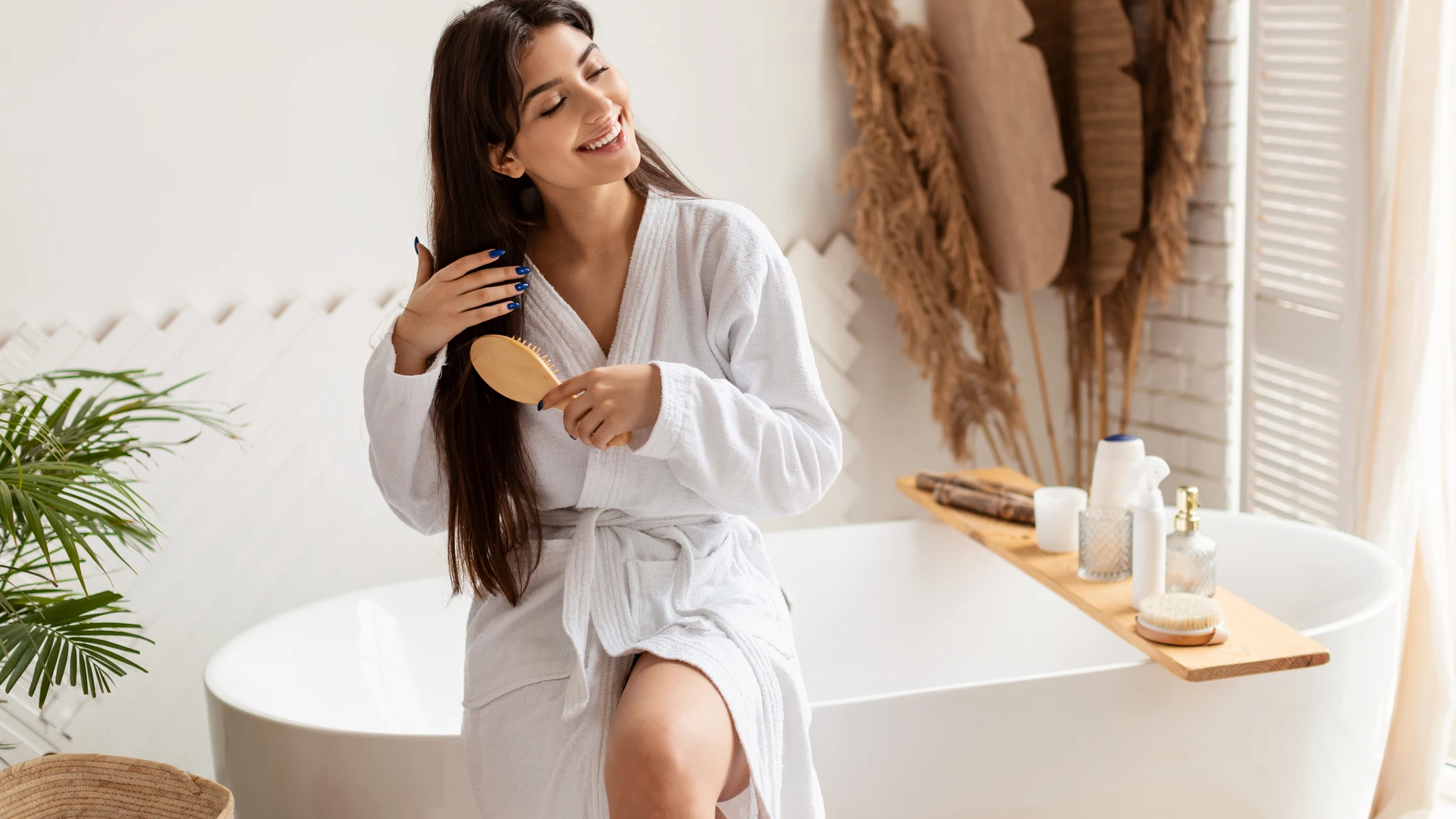 Mujer peinándose el cabello Mujer peinándose el cabello
