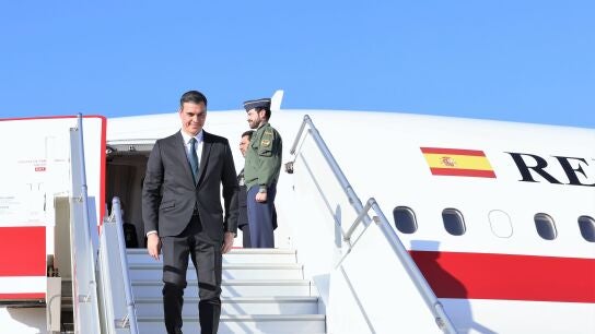 Pedro S&aacute;nchez bajando del Falcon en una imagen de archivo