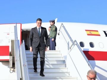 Pedro Sánchez bajando del Falcon en febrero de 2023