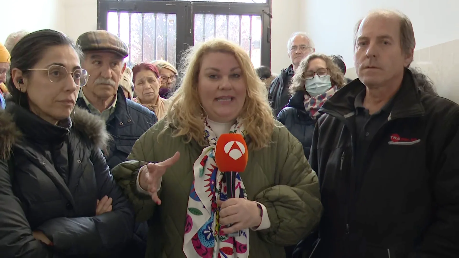 Ocho vecinos de un bloque de León, intoxicados por el barniz de una discoteca: "Vuelven a abrir esta noche" Ocho vecinos de un bloque de León, intoxicados por el barniz de una discoteca: "Vuelven a abrir esta noche"