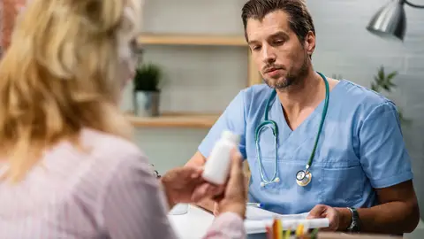 Médico visitando a una paciente Médico visitando a una paciente