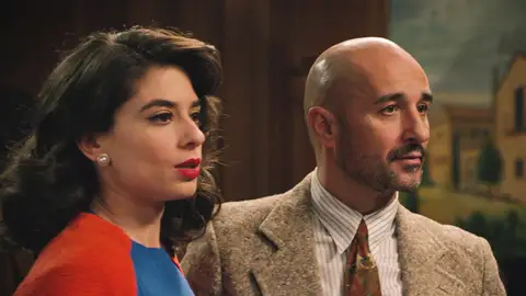 ¡Begoña pilla a Jesús y a Elena cariñosos en el despacho! ¿Los habrá visto besándose? ¡Begoña pilla a Jesús y a Elena cariñosos en el despacho! ¿Los habrá visto besándose?