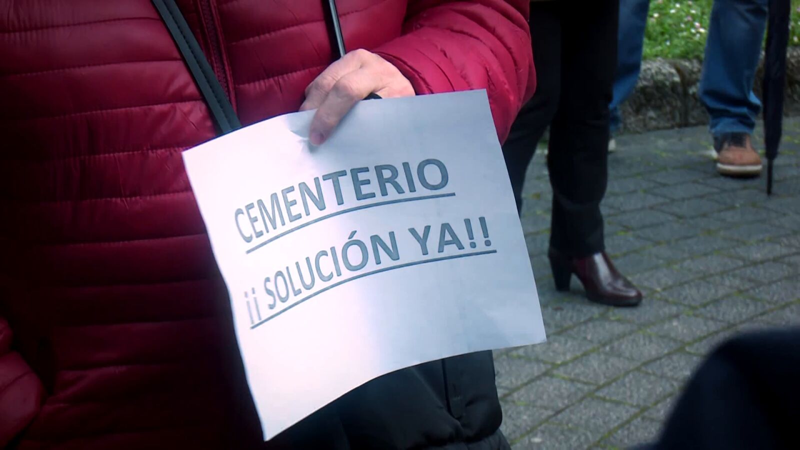 Cuenta atrás para evitar el cierre del cementerio de El Entrego: los vecinos no confían en la palabra del alcalde