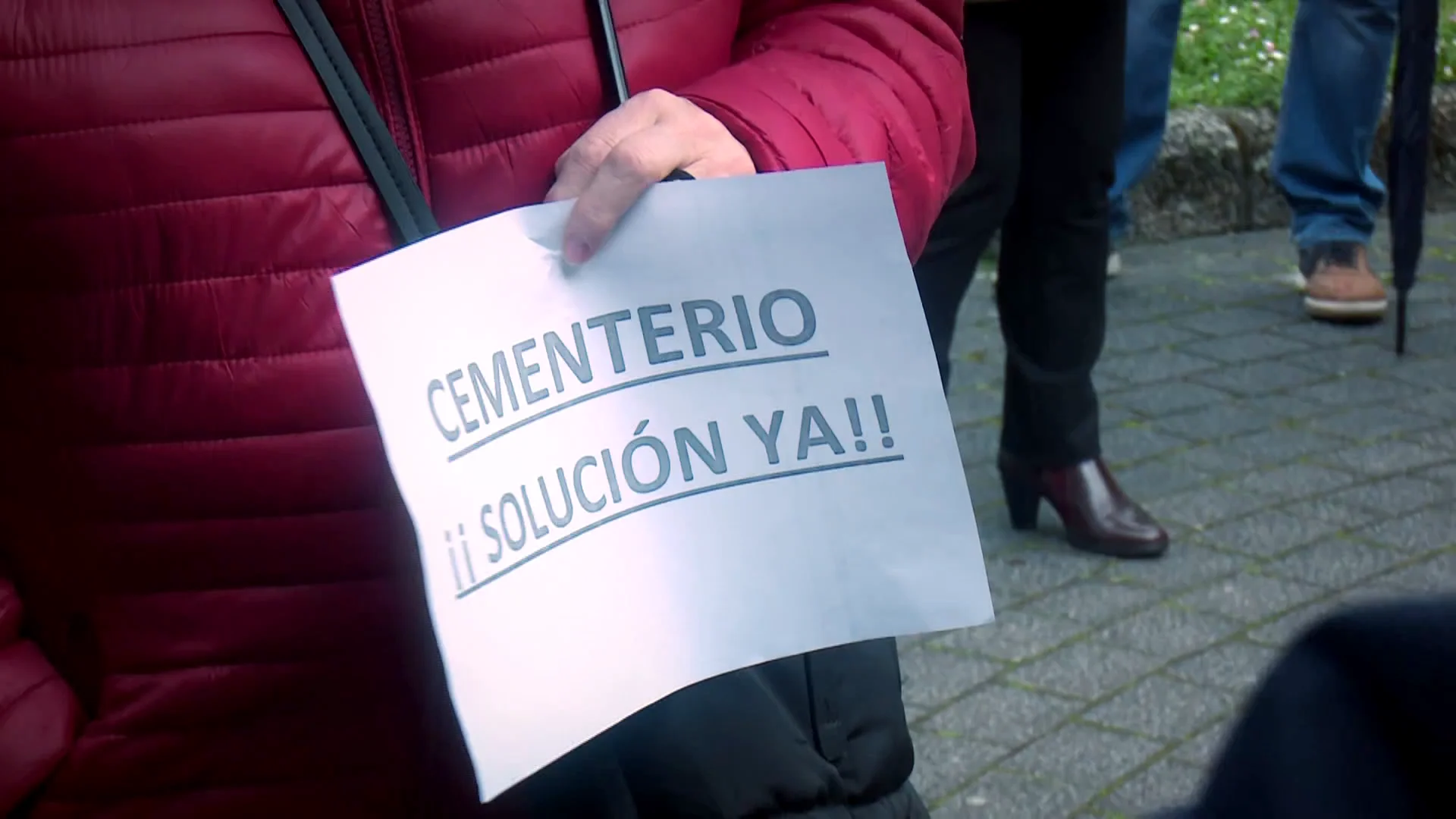 Cuenta atrás para buscar una solución que evite el cierre del cementerio de El Entrego: el alcalde da su palabra Cuenta atrás para buscar una solución que evite el cierre del cementerio de El Entrego: el alcalde da su palabra