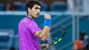 Carlos Alcaraz celebra su victoria ante Lorenzo Musetti en el Miami Open