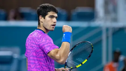 Carlos Alcaraz celebra su victoria ante Lorenzo Musetti en el Miami Open