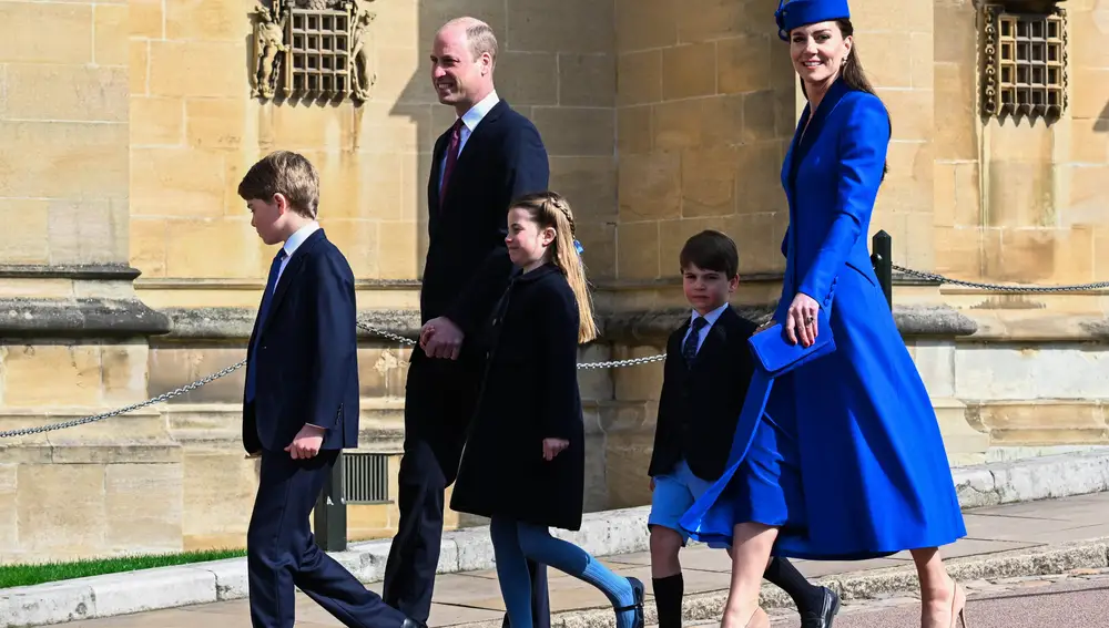Kate Middleton y el príncipe Guillermo con sus hijos en la Misa de Pascua de 2023