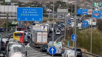 Retenciones de tráfico en la A-7 por los desplazamientos de Semana Santa hoy a su paso por Murcia