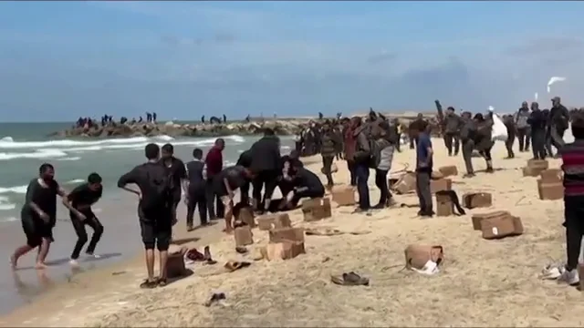 Mueren 18 personas en Gaza mientras intentaban coger la ayuda humanitaria, 12 de ellos ahogados