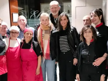 Los Reyes y la princesa Leonor junto a los empleados del restaurante El Patio Los Reyes y la princesa Leonor junto a los empleados del restaurante El Patio
