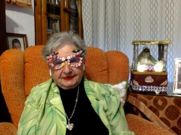 Angelita, de 88 años, afronta la soledad haciendo vídeos que se han vuelto virales: "A mi no me lleva las redes nadie"