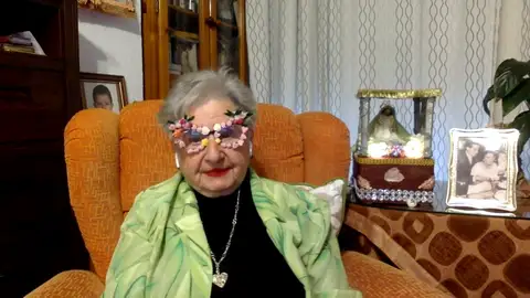 Angelita, de 88 años, afronta la soledad haciendo vídeos que se han vuelto virales: "A mi no me lleva las redes nadie" Angelita, de 88 años, afronta la soledad haciendo vídeos que se han vuelto virales: "A mi no me lleva las redes nadie"