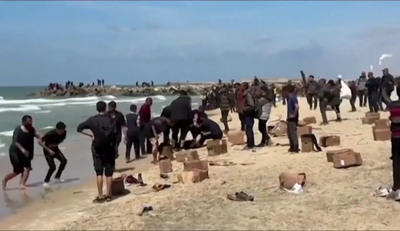 Personas recogiendo la ayuda en Gaza