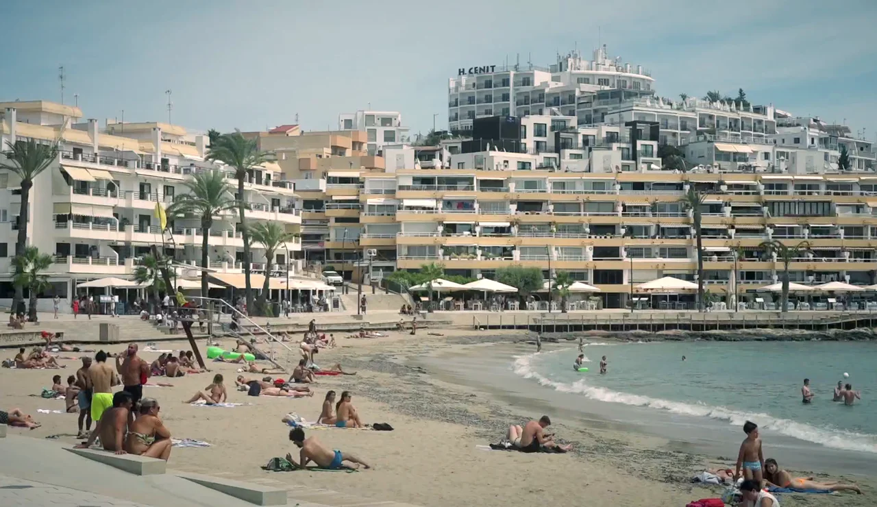 El infierno de los trabajadores que buscan un alquiler anual en Ibiza: &quot;Voy a trabajar en avión cada día&quot;