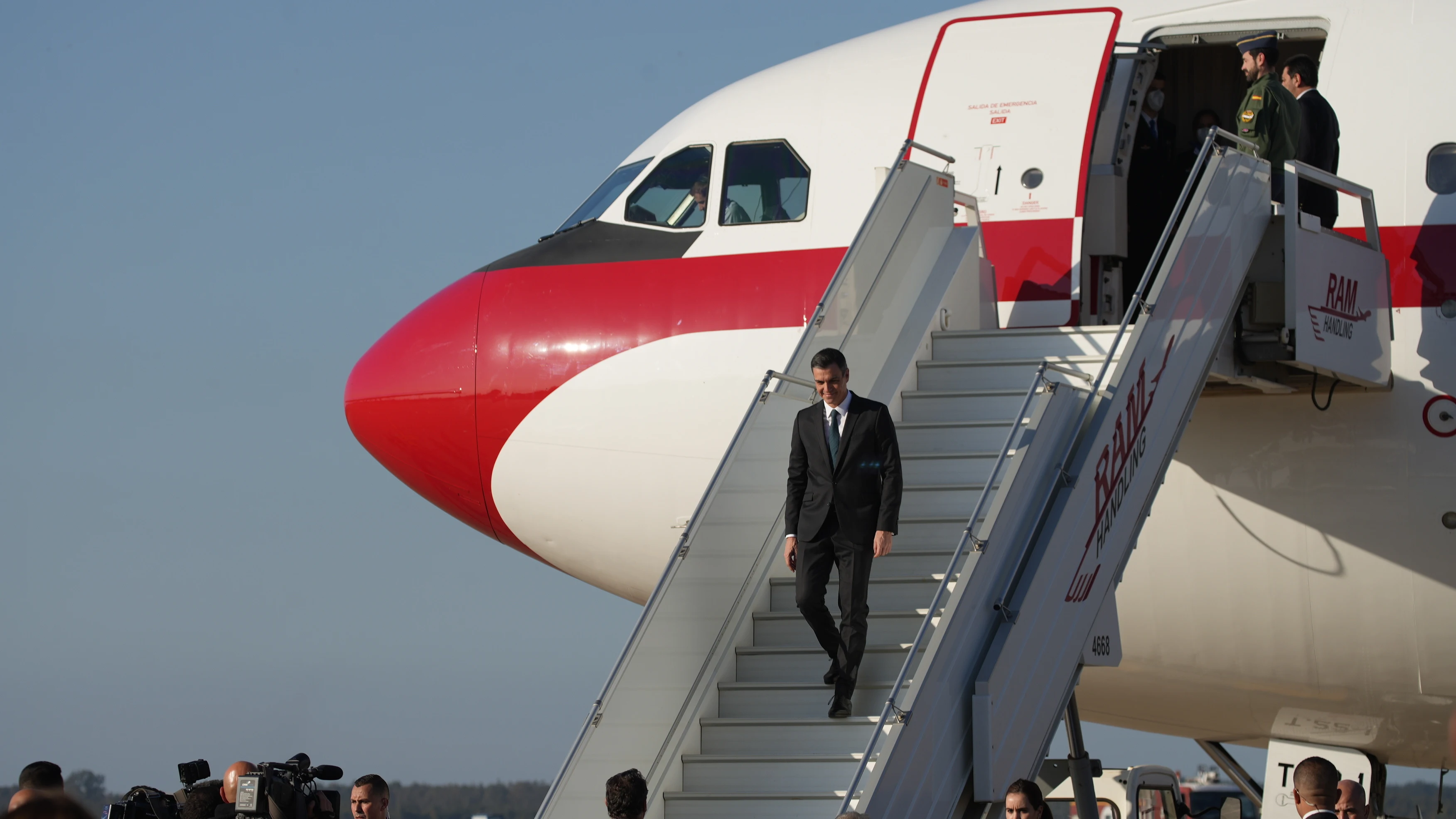 Pedro Sánchez bajando del Falcon Pedro Sánchez bajando del Falcon
