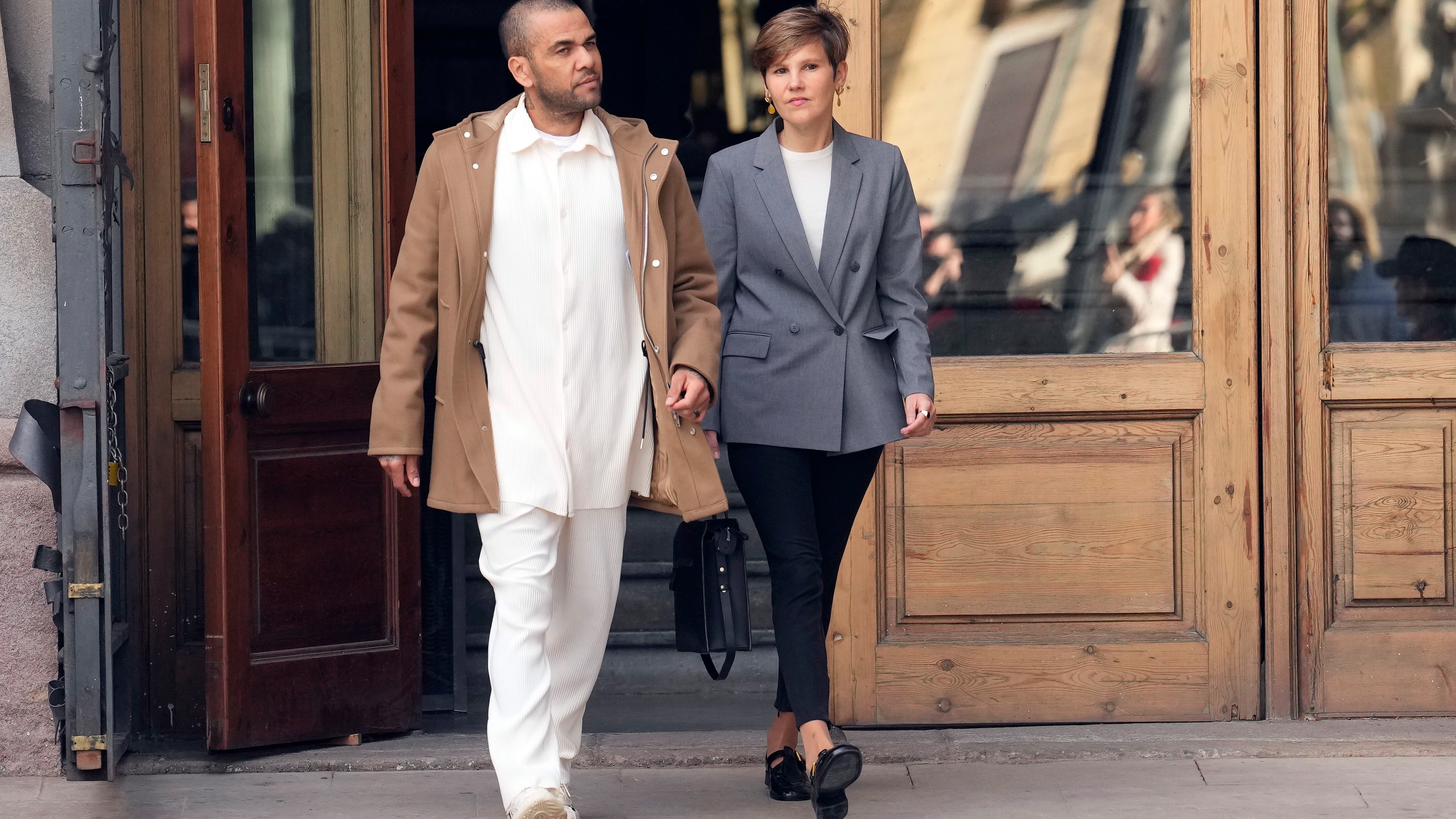Dani Alves sale de la Audiencia de Barcelona junto a su abogada, In&eacute;s Guardiola