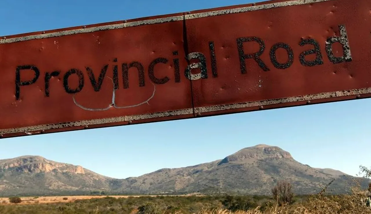 Cartel de una carretera provincial cerca de Mokopane, Limpopo