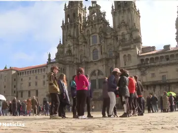 Llega a Santiago el grupo de adolescentes enganchados al móvil que se propuso hacer el Camino sin mirarlo Llega a Santiago el grupo de adolescentes enganchados al móvil que se propuso hacer el Camino sin mirarlo