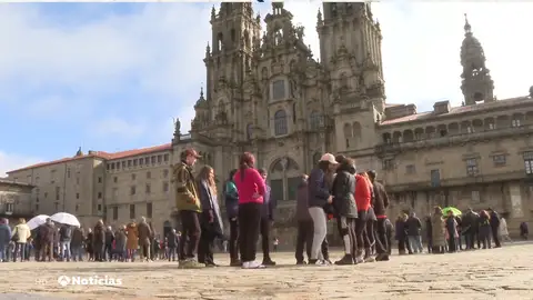 Llega a Santiago el grupo de adolescentes enganchados al móvil que se propuso hacer el Camino sin mirarlo Llega a Santiago el grupo de adolescentes enganchados al móvil que se propuso hacer el Camino sin mirarlo