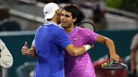 Alcaraz y Dimitrov se saludan tras el partido Alcaraz y Dimitrov se saludan tras el partido