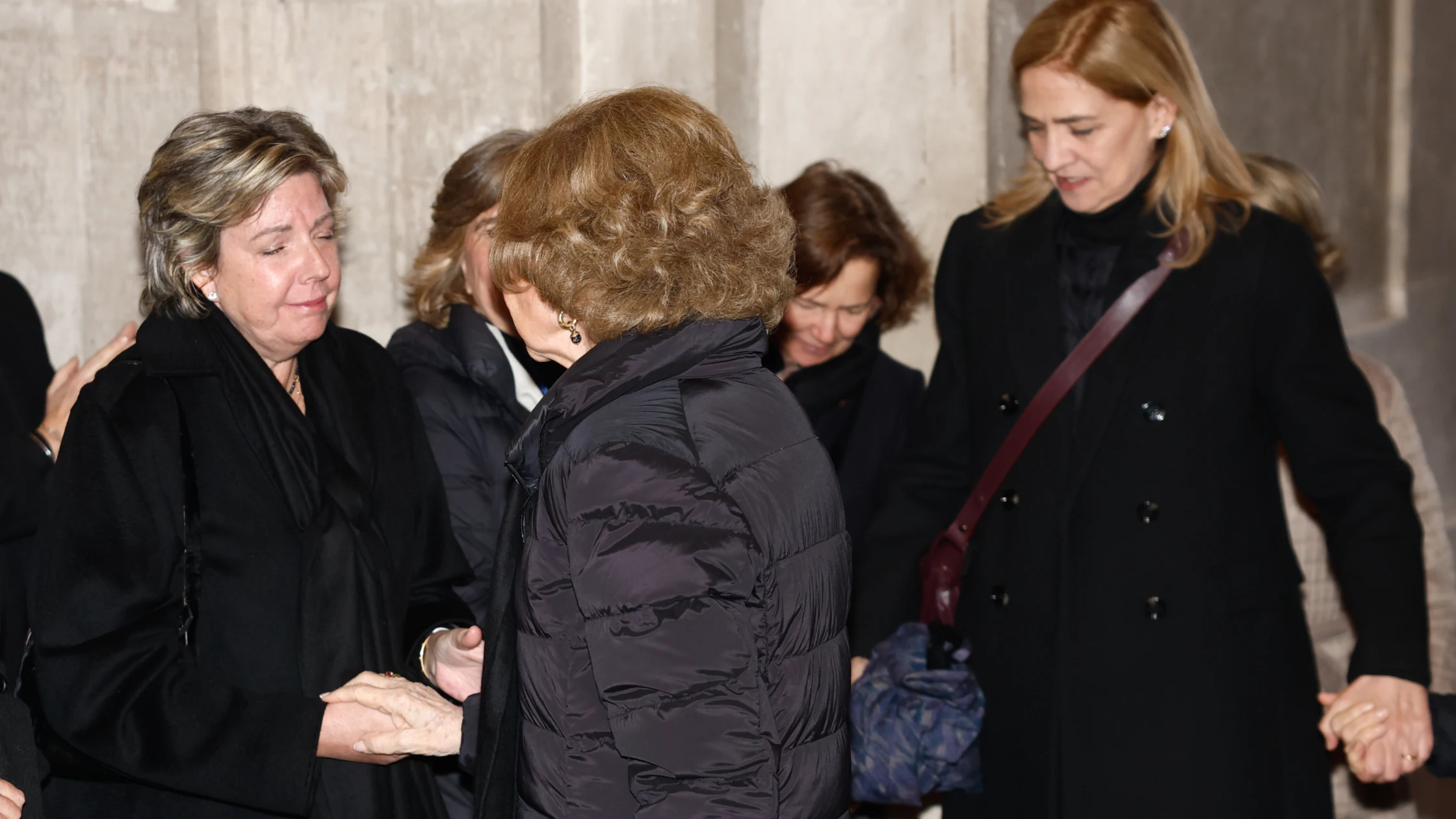 La reina Sof&iacute;a saludando a Simoneta G&oacute;mez-Acebo