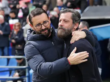 Bordalás (i) abraza a Quique Sánchez Flores Bordalás (i) abraza a Quique Sánchez Flores