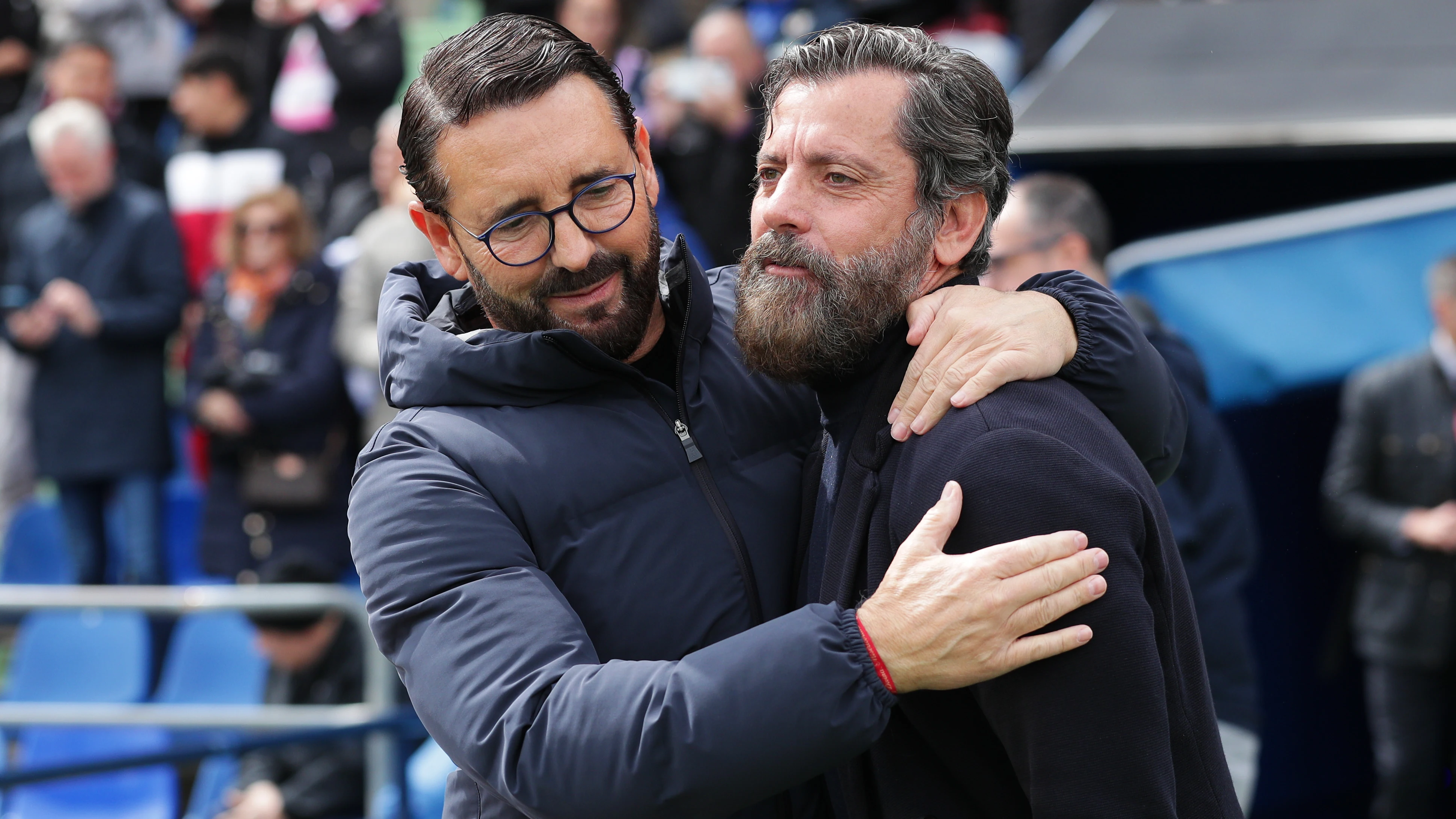Bordal&aacute;s (i) abraza a Quique S&aacute;nchez Flores