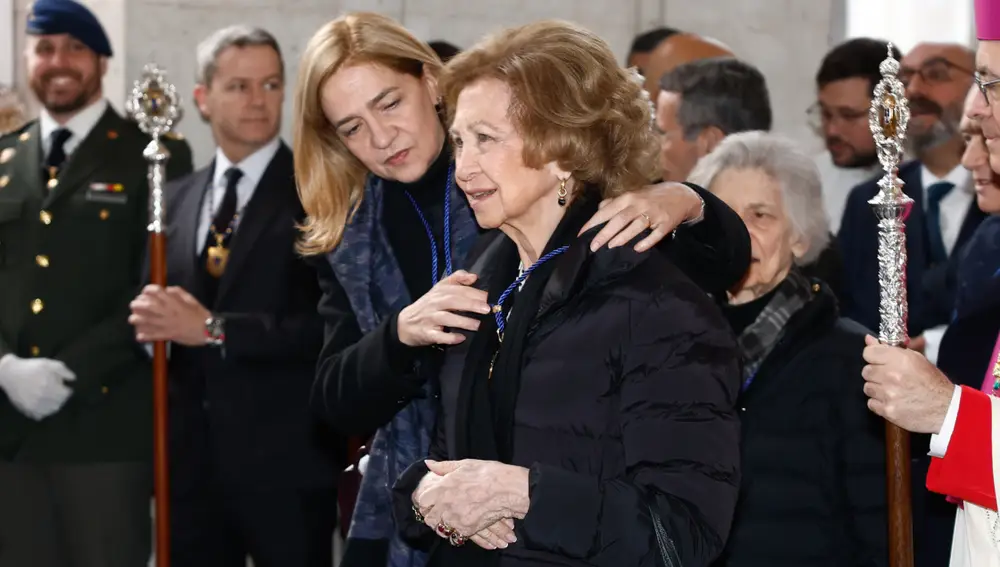 La infanta Cristina poniendo a la reina Sofía la la medalla del Cristo de los Alabarderos